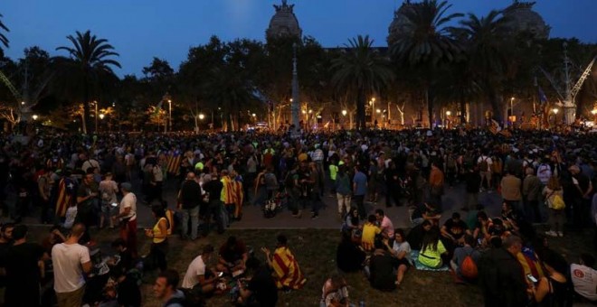 Miles de personas permanecen ante la sede del TSJCat a la caída de la noche en Barcelona | REUTERS