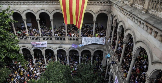 Unos 3.000 estudiantes ocupan el edificio histórico de la Universidat de Barcelona. XAVI HERRERO