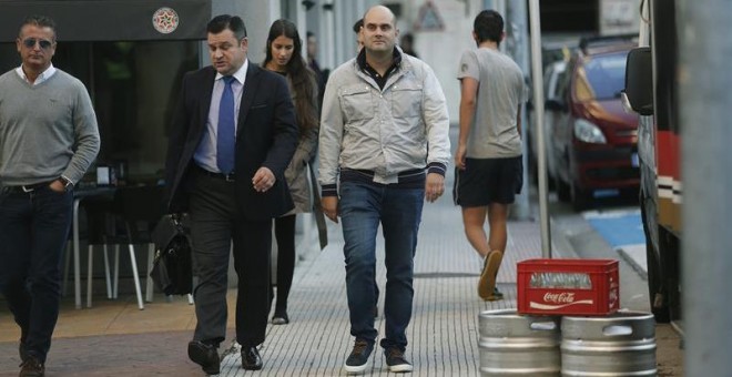 El guardia civil que causó la muerte de Javier Fernández, el exbatería de Los Piratas, a su llegada este viernes al Juzgado de Pontevedra donde comenzó el juicio por un delito de homicidio / EFE - Salvador Sas