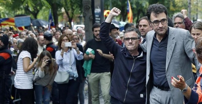 Josep Maria Jové, i Lluís Salvadó surten en llibertat i saluden els ciutadans concentrats a les portes de la Ciutat de la Justícia / EFE Andreu Dalmau