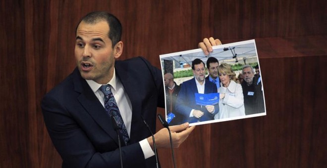 El portavoz de Ciudadanos en la Asamblea de Madrid, Ignacio Aguado, durante su intervención en la segunda jornada del debate sobre el estado de la región. EFE/Víctor Lerena