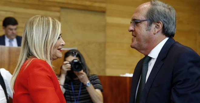 La presidenta de la Comunidad de Madrid, Cristina Cifuentes, conversa con el portavoz socialista, Ángel Gabilondo (d), en el Debate sobre el Estado de la Región. EFE/J.P. Gandul