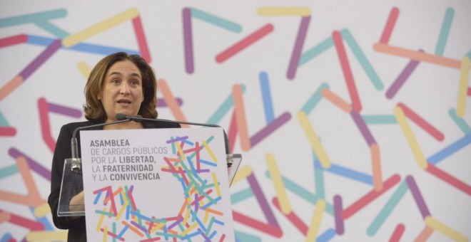 La alcaldesa de Barcelona, Ada Colau, interviene en la asamblea por el diálogo convocada por Unidos Podemos en Zaragoza.