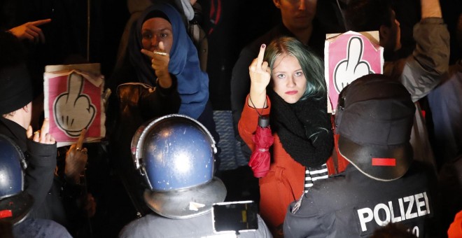 Una joven alemana protesta frente al local donde el partido xenófobo Alternativa para Alemania celebra los resultados electorales.- REUTERS