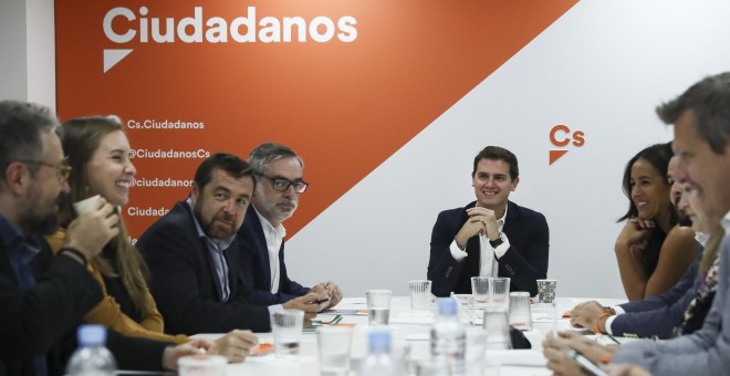 El presidente de Ciudadanos, Albert Rivera, junto a los miembros de su partido, Juan Carlos Girauta, Melisa Rodríguez, Miguel Gutiérrez y José Manuel Villegas, entre otros, durante la reunión que la Ejecutiva Nacional de la formación naranja. EFE/Mariscal