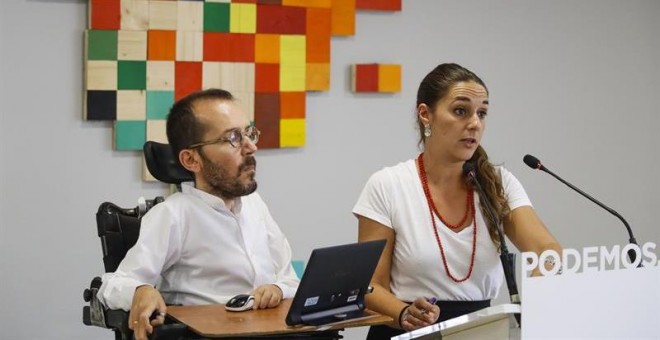 Los coportavoces de Podemos, Pablo Echenique y Noelia Vera, durante la rueda de prensa que han ofrecido este lunes tras la reunión del Consejo de Coordinación. EFE/Emilio Naranjo