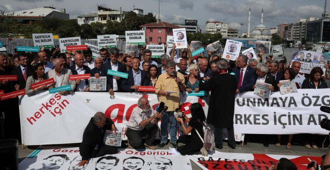 Legisladores y activistas por la libertad de prensa durante una manifestación en solidaridad con los miembros encarcelados del periódico opositor 'Cumhuriyet' a las afueras de un juzgado en Estambul el 25 de septiembre del 2017. REUTERS/ Osman Orsal
