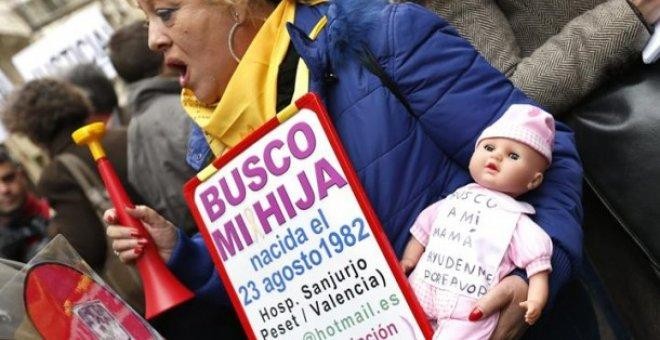Una mujer participa en una protesta por la falta de investigación sobre los casos de bebés robados