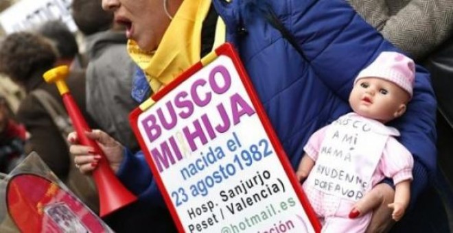 Una mujer participa en una protesta por la falta de investigación sobre los casos de bebés robados