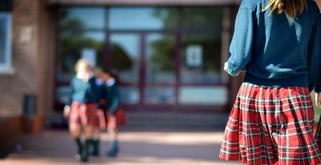 Unidos Podemos propone el fin de la falda obligatoria en el uniforme del colegio.