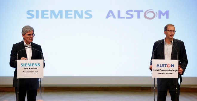 El presidente de Siemens, Joe Kaeser (i), y el responsable de Alstom, Henri Poupart-Lafarge (d), ofrecen una rueda de prensa sobre la fusión de ambas compañías en París (Francia). REUTERS/Stephane Mahe