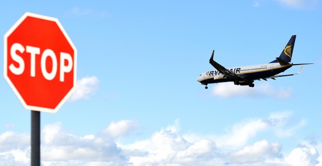 Un avión de Ryanair se aproxima al aeropuerto de Dublin. REUTERS/Clodagh Kilcoyne