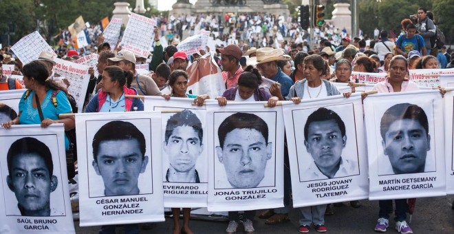 Las familias, compañeros y asociaciones civiles continúan la lucha por encontrar a los 43 / REUTERS