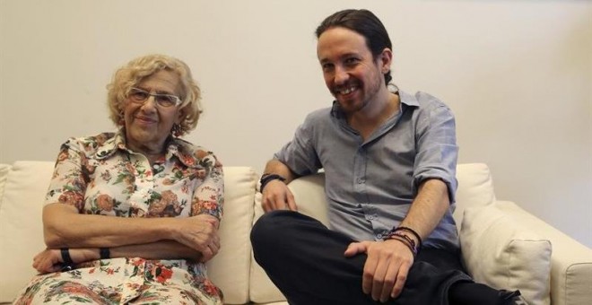 La alcaldesa de Madrid, Manuela Carmena, con el secretario general de Podemos, Pablo Iglesias. EFE