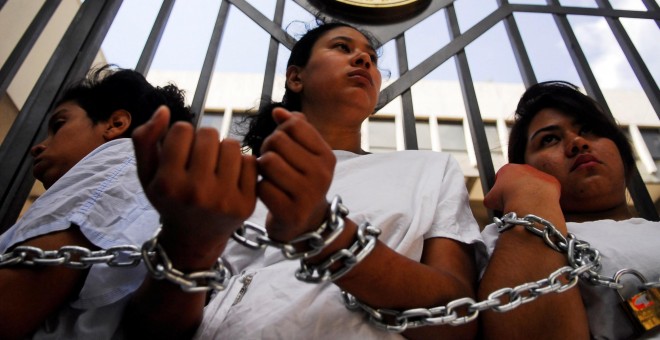 Fotografía de la manifestación en favor de legalizar el aborto en el Salvador. / Reuters