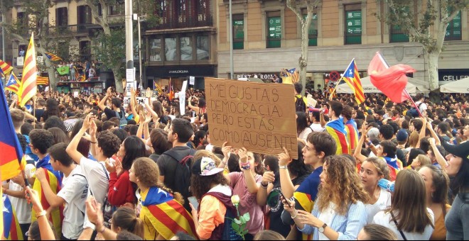 Manifestació d'estudiants universitaris al centre de Barcelona en suport al referèndum / Guillem Amatller