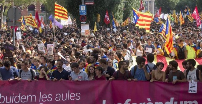 Manifestació d'estudiants universitaris al centre de Barcelona en suport al referèndum / EFE