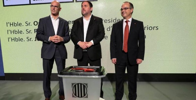 Raül Romeva, Oriol Junqueras y Jordi Turull posan delante de un modelo de urna que se va a utilizar el 1-O. | REUTERS