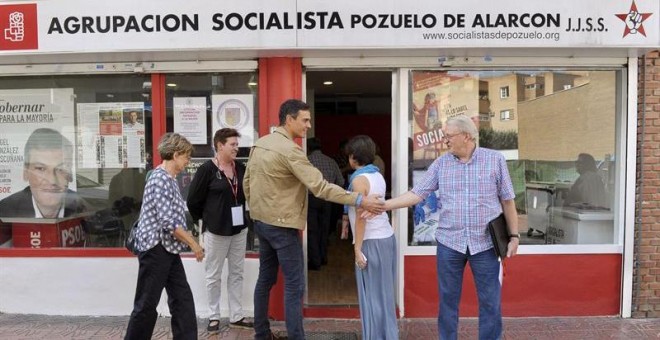 Fotografía facilitada por el PSOE de su secretario general, Pedro Sánchez (c), a su llegada a la agrupación de Pozuelo de Alarcón donde ha ejercido su derecho al voto para las primarias del PSOE-M, tras regresar de la apertura del VIII Congreso del PSE-EE