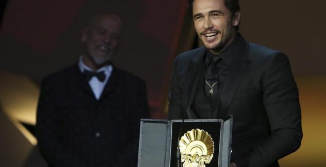 El director y actor James Franco recoge la Concha de Oro a la Mejor Película por 'The Disaster Artist', durante la gala de clausura de la 65 edición del Festival Internacional de Cine de San Sebastián. EFE/Javier Etxezarreta