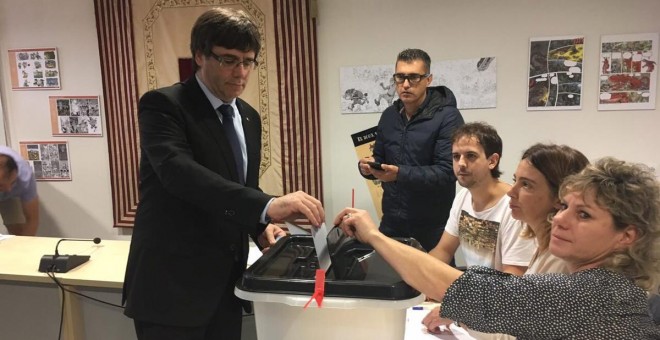 Carles Puigdemont, votando en Cornellà de Terri.