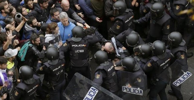 Carga policial para detener la votación en Barcelona | EFE