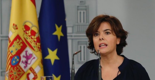 La vicepresidenta del Gobierno, Soraya Sáenz de Santamaría, durante la rueda de prensa en la que ha pedido a la Generalitat y a los partidos que la componen que cese ya en su 'irresponsabilidad' y pare la 'farsa' de referéndum. EFE/Angel Díaz