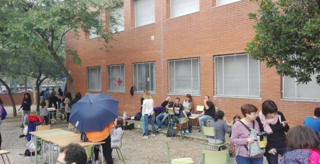 Muchos de los colegios de Sant Boi de Llobregat vivieron la jornada con un ambiente festivo y tranquilo, con barbacoas incluidas. QUERALT CASTILLO