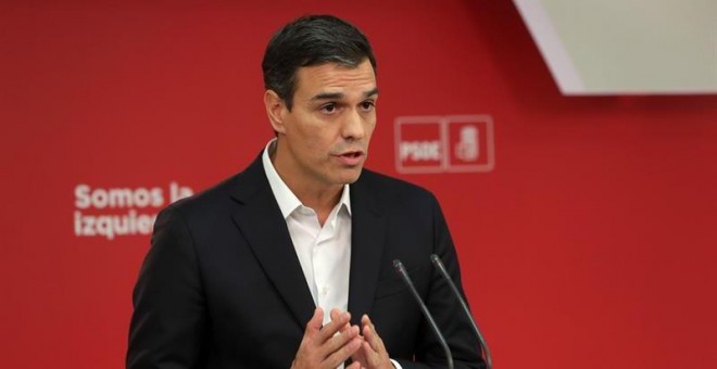 El secretario general del PSOE, Pedro Sánchez, durante la declaración en la sede de su partido, en Madrid, para valorar la jornada vivida en Cataluña a causa del referéndum ilegal. EFE/Zipi