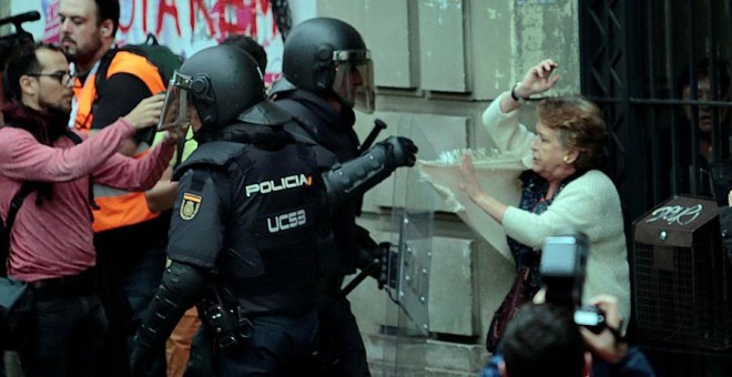 Cargas policiales en Barcelona este domingo. REUTERS/Enrique Calvo