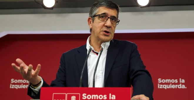 El secretario de Política Federal del PSOE, Patxi López, durante la rueda de prensa tras la reunión de la Comisión Permanente que se ha celebrado en la sede de la calle Ferraz, un día después del 1-O. EFE/Mariscal