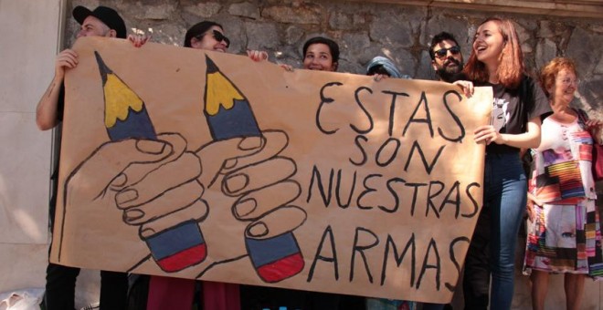 Varios de los dibujantes e ilustradores españoles concentrados frente a la Embajada de Guinea Ecuatorial para protestar contra el encarcelamiento de Ramón Esono. F.G.