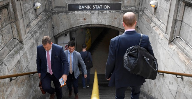 Varias personas en la boca de metro de la estación Bank del metro londinense, en la City, cercana a la sede del Banco de Inglaterra (BoE, por sus siglas en inglés). REUTERS/Toby Melville