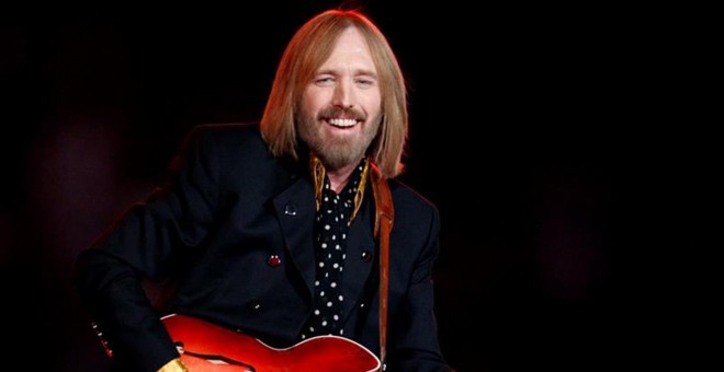 El cantante estadounidense Tom Petty durante su presentación en el medio tiempo del Super Bowl XLII en Arizona.- EFE