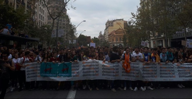 Miles de estudiantes marchan por el centro de Barcelona. EUROPA PRESS