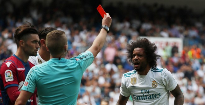 El árbitro muestra la tarjeta roja de expulsión al jugador del Real Madrid Marcelo durante el partido contra el Levante en el estadioSantiago Bernabéu. REUTERS/Susana Vera