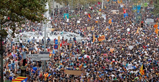 Miles de personas marchan en Barcelona contra las cargas policiales. REUTERS/Yves Herman