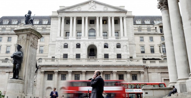 Un hombre habla por su móvil, frente al edificio del Banco de Inglaterra en Londres. REUTERS/Mary Turner