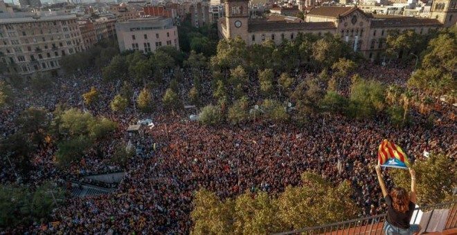 Masiva manifestación en la Plaça Universitat de Barcelona. | REUTERS