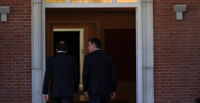 Mariano Rajoy y Pedro Sánchez durante su encuentro en Madrid en el Palacio de la Moncloa / REUTERS