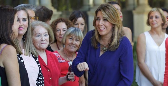 La presidenta andaluza, Susana Díaz, saluda en los jardines del Palacio de San Telmo en Sevilla a las mujeres que participan en la reunión hoy del Consejo Andaluz de Participación de las Mujeres. /EFE