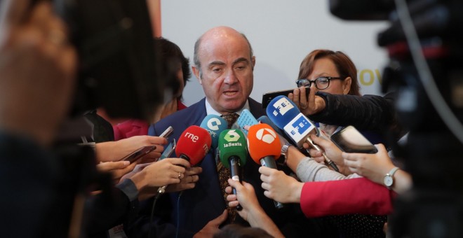 El ministro de Economía, Luis de Guindos, hace declaraciones a los medios de comunicación, tras su intervención en la inauguración del encuentro de emprendimiento e innovación South Summit. EFE/Zipi