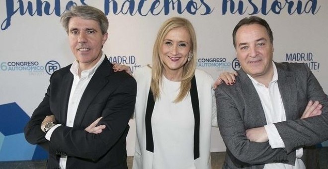 La presidenta de la Comunidad de Madrid, Cristina Cifuentes, entre el consejero de Presidencia, Ángel Garrido, y el exconsejero Jaime González Taboada. E.P.
