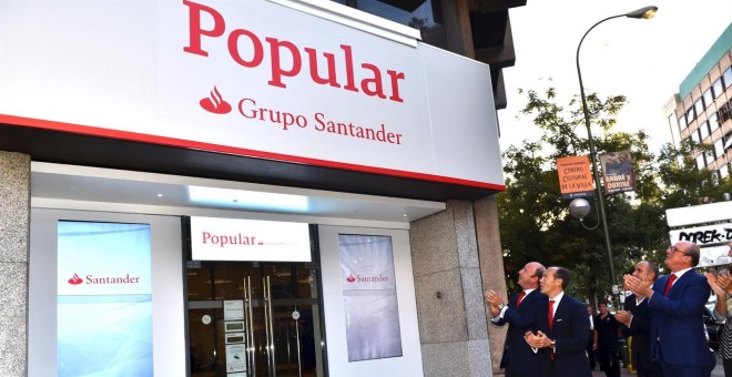 El consejero delegado de Santander España y de Popular, Rami Aboukhair, durante la colocación de los nuevos rótulos del Banco Popular con el añadido de la marca de la entidad de Ana P. Botín. E.P.