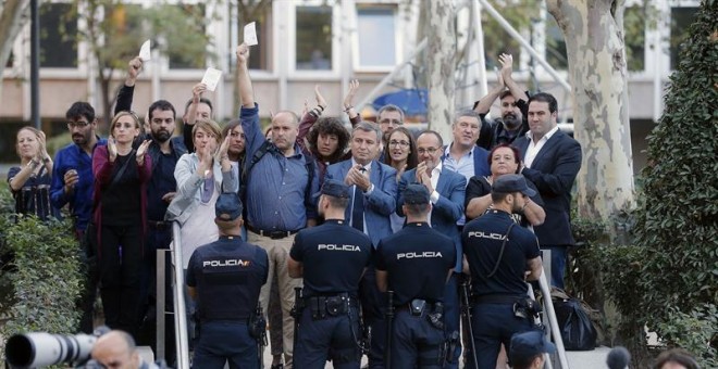 Los diputados del PDeCAT, Carles Campuzano, Jordi Xuclà, y Lourdes Ciuró, entre otros, a las puertas de la Audiencia Nacional donde hoy declaran como investigados por un delito de sedición el jefe de los Mossos d'Esquadra, Josep Lluis Trapero; el preside