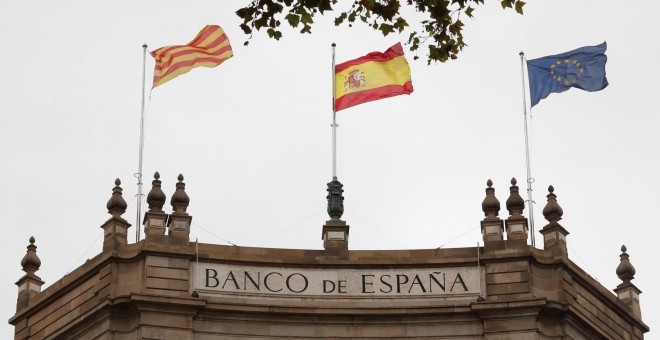 Las banderas catalana (senyera), española y de la UE, en la sede del Banco de España en Barcelona. REUTERS/Yves Herman