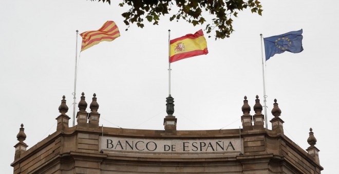 Las banderas catalana (senyera), española y de la UE, en la sede del Banco de España en Barcelona. REUTERS/Yves Herman