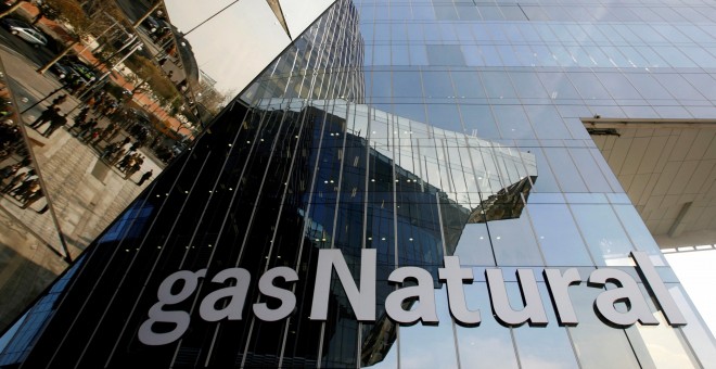 El logo de Gas Natural en su sede en Barcelona. REUTERS/Albert Gea