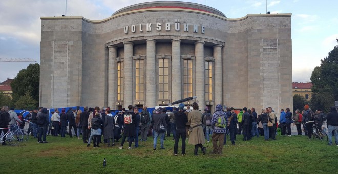 Decenas de personas frente a la puerta del emblemático teatro berlinés Volksbühne.