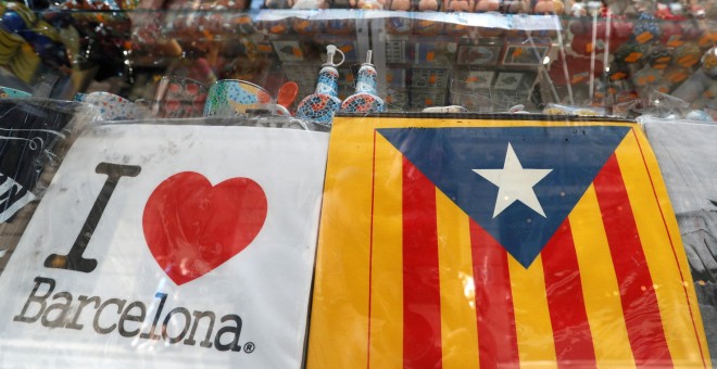 La bandera de la Estelada en una tienda de souvenirs en Barcelona. / Reuters